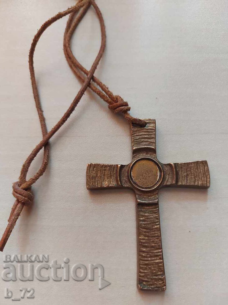 Стар бронзов кръст
