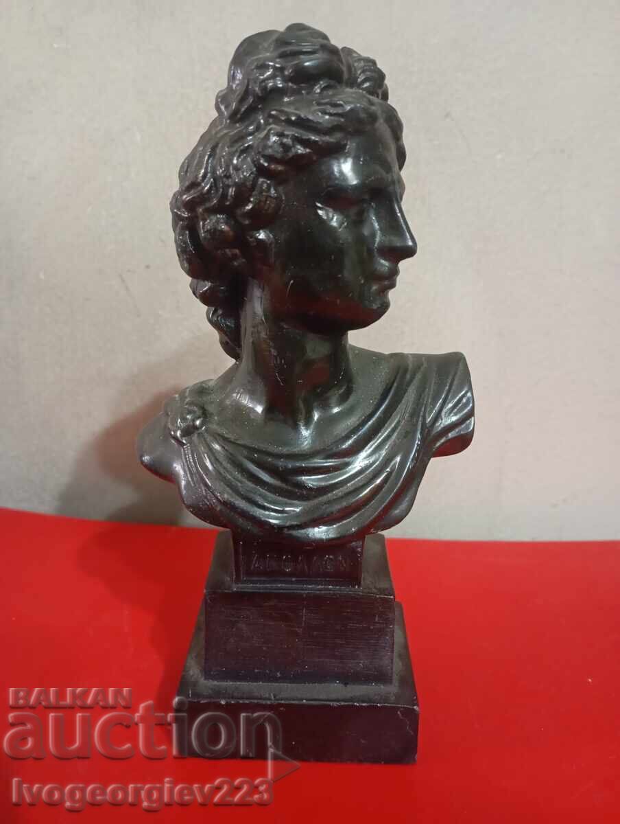 bustul metalic al lui Apollo