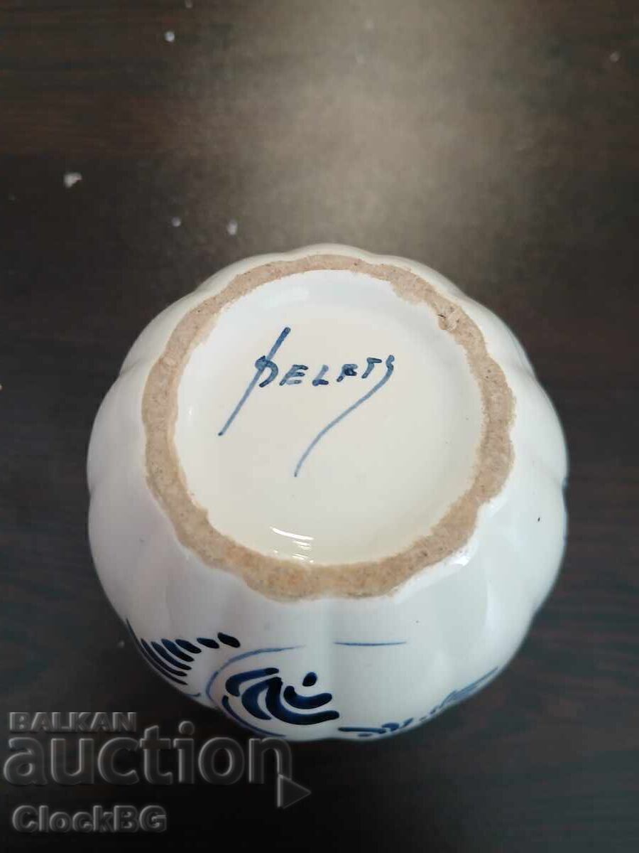Borcan olandez Delft pictat manual, decor floral albastru și alb cu preț € 1.99 | 3.89 BGN