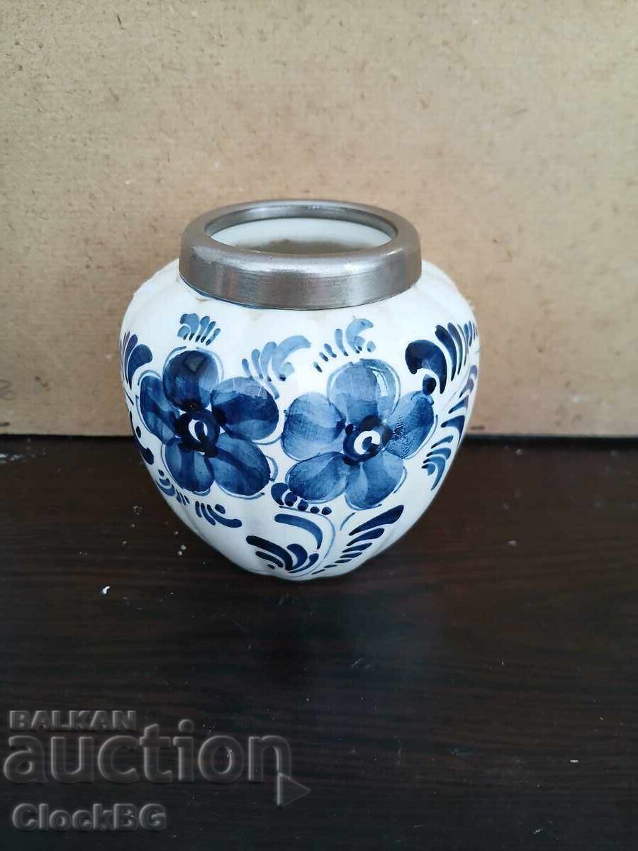 Borcan olandez Delft pictat manual, decor floral albastru și alb