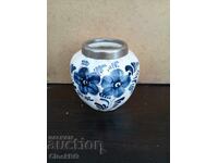 Borcan olandez Delft pictat manual, decor floral albastru și alb