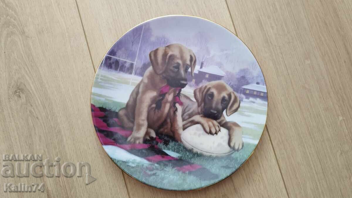 Колекционерска порцеланова чиния за стена.