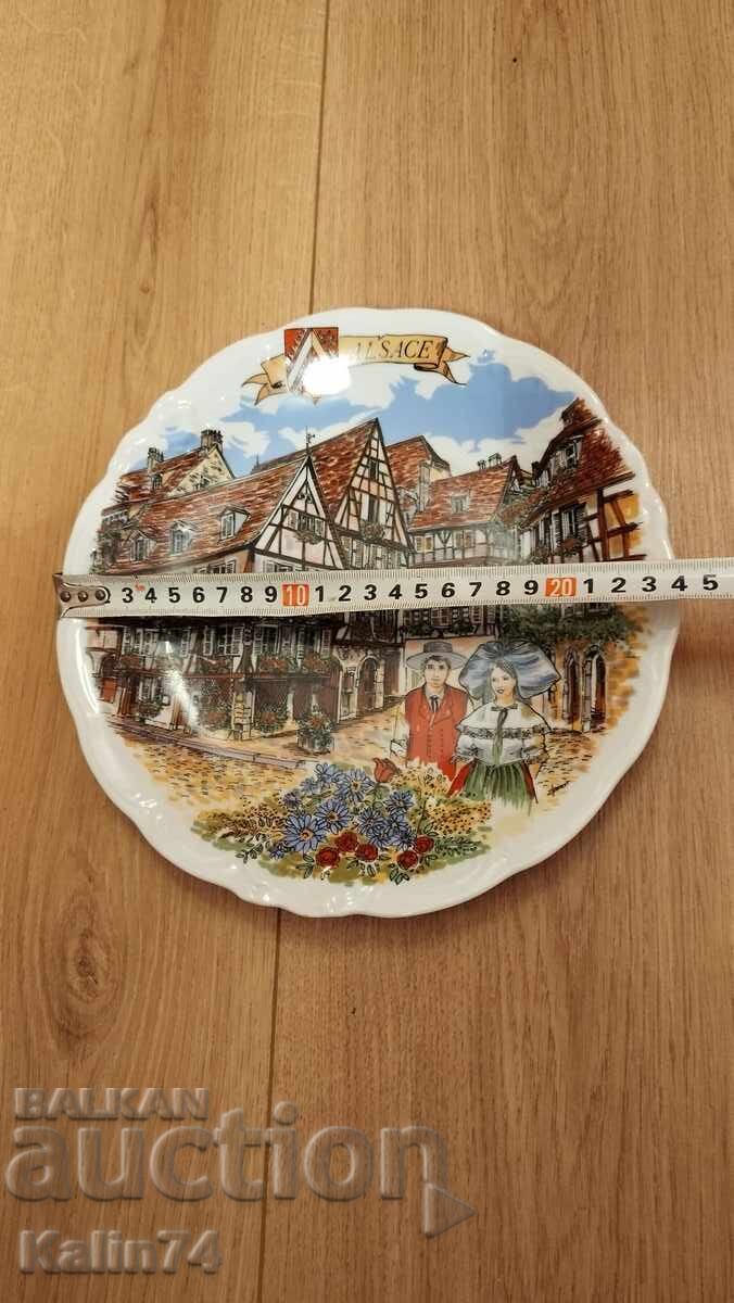 Красива порцеланова чиния от Елзас Франция. с цена € 13.50 | 26.40 лв.