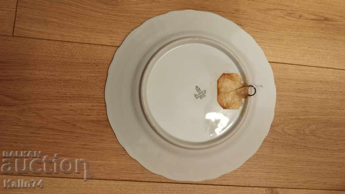 Licitație O farfurie frumoasa de portelan de la Vatican.