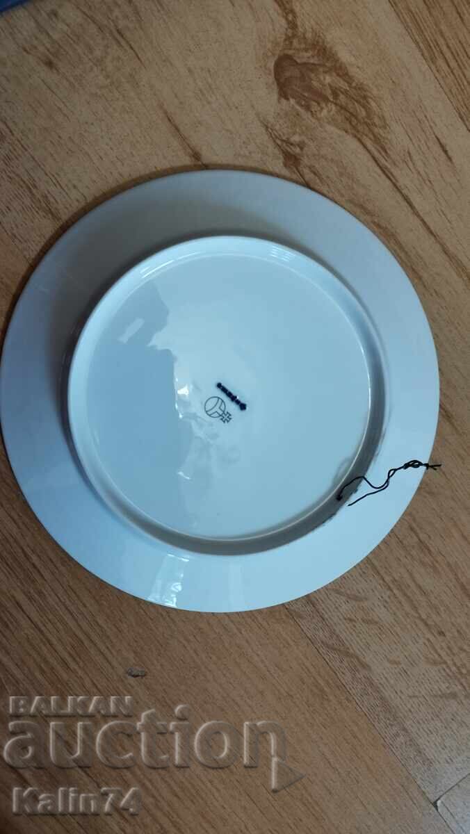 Δημοπρασία Ένα όμορφο πορσελάνινο πιάτο.