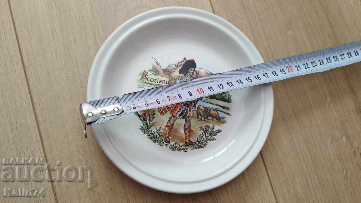 Красива декоративна чиния от Шотландия. с цена € 10.00 | 19.56 лв.