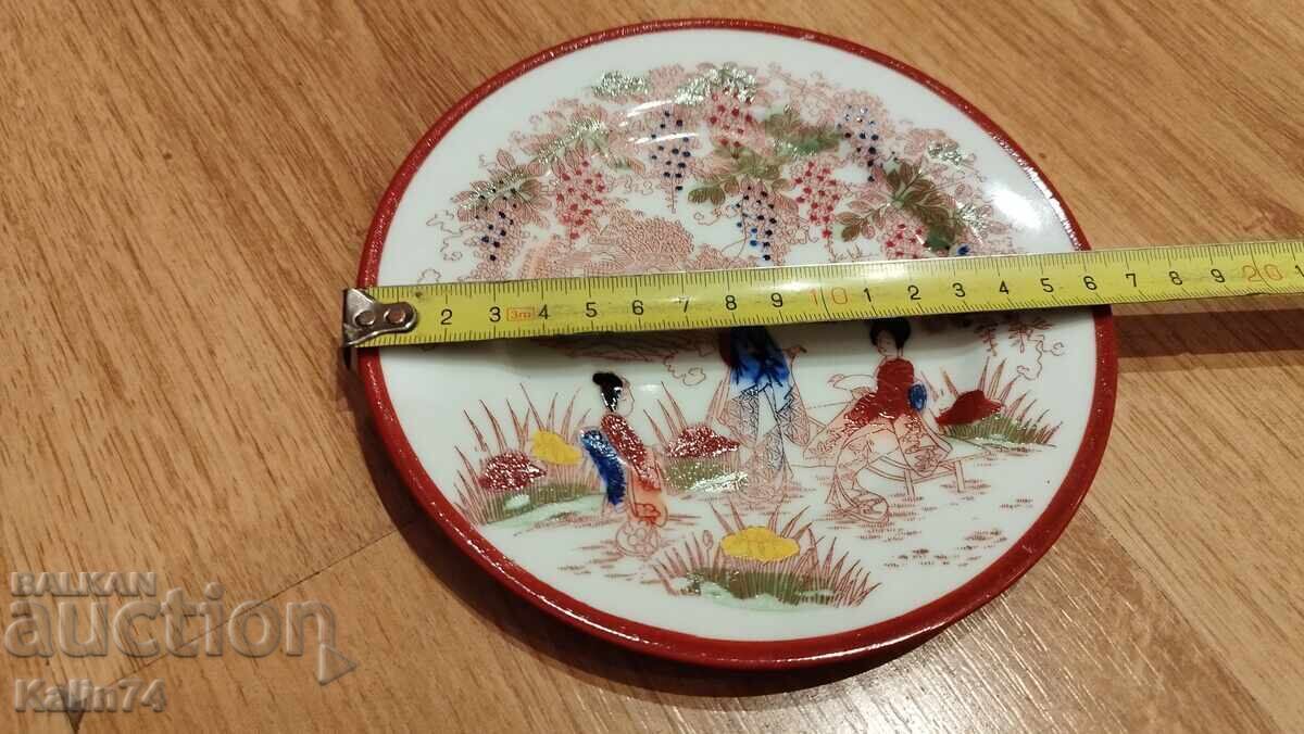 Красива порцеланова чиния от Китай. с цена € 8.00 | 15.65 лв.