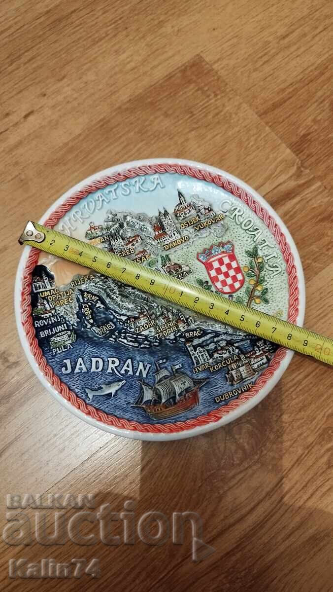 Красива порцеланова чиния за стена.Изглед от Хърватска. с цена € 11.00 | 21.51 лв.