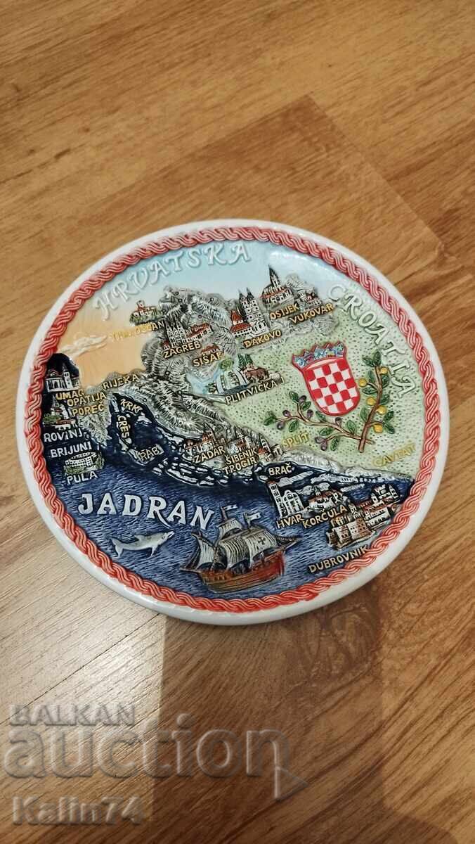 Frumoasă farfurie de porțelan. Vedere din Croația. Frumoasă farfurie de porțelan. Vedere din Croația.