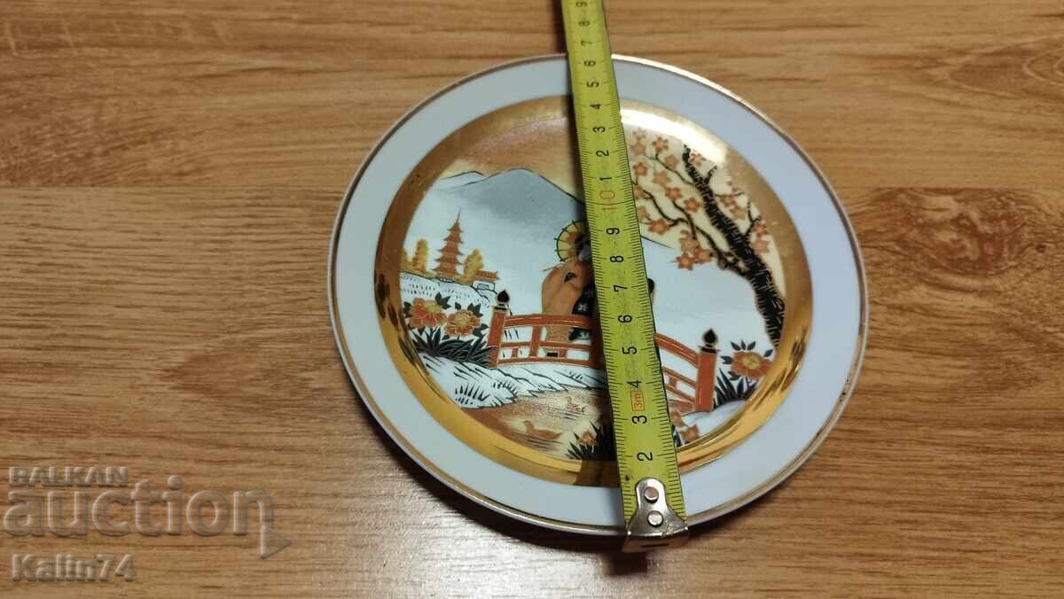 O farfurie frumoasa de portelan din Japonia. cu preț € 10.00 | 19.56 BGN O farfurie frumoasa de portelan din Japonia. cu preț € 10.00 | 19.56 BGN
