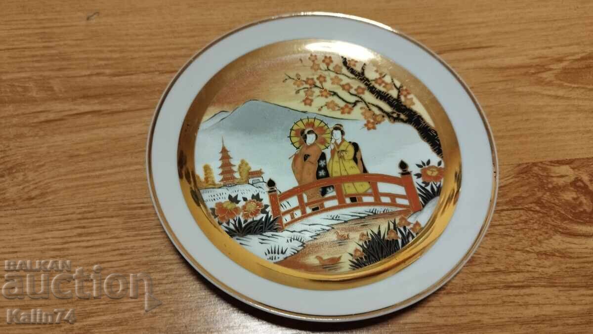 O farfurie frumoasa de portelan din Japonia. O farfurie frumoasa de portelan din Japonia.