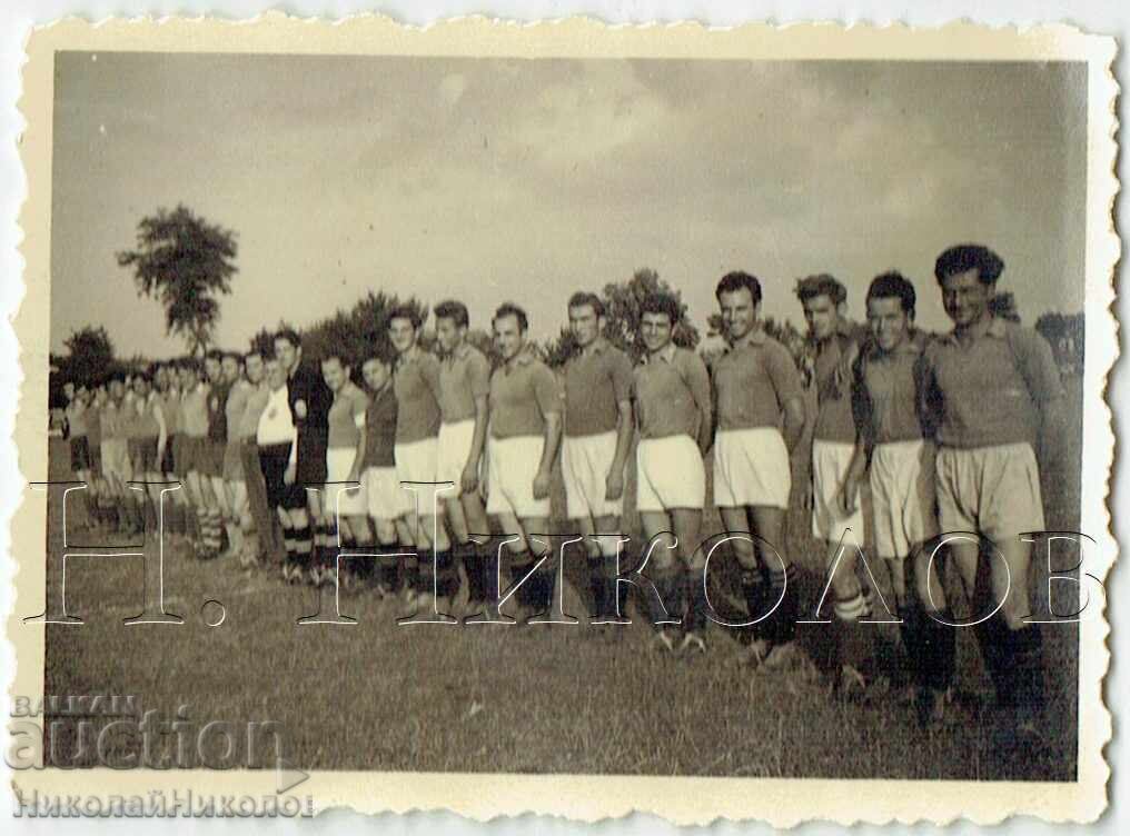 MICĂ POZĂ VECHE FOTBAL CELE DOUĂ ECHIPE ÎNAINTEA MECIULUI E961