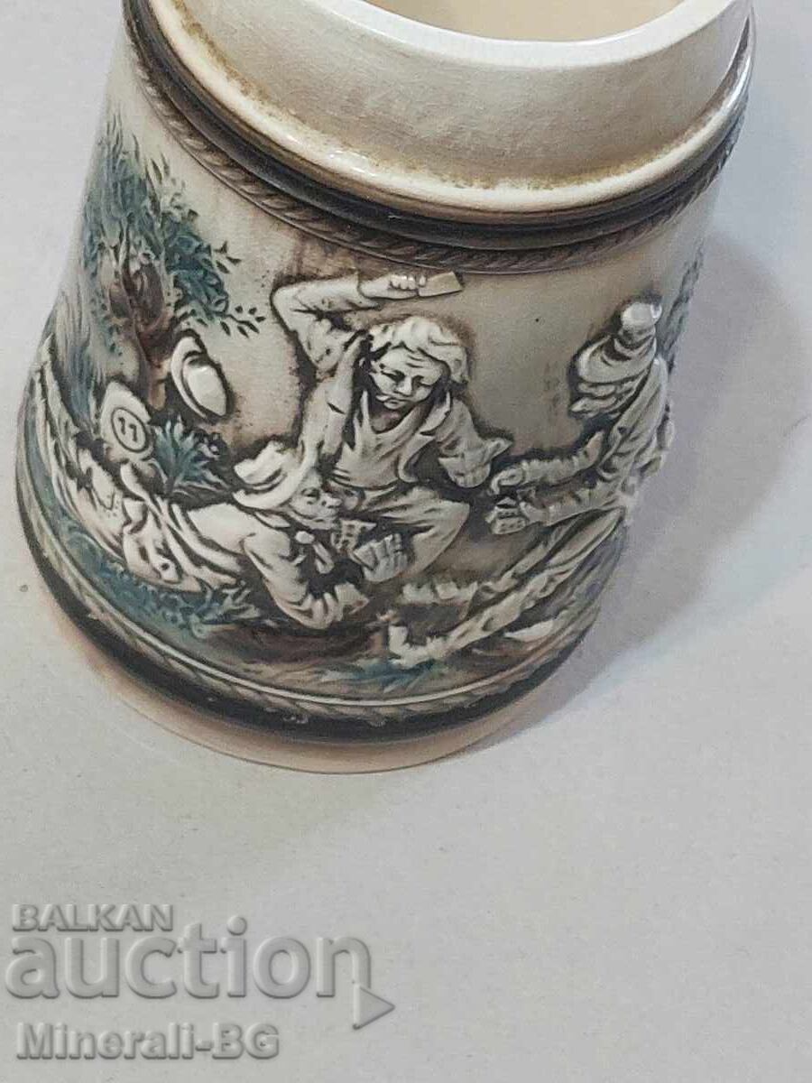 Стара орнаментирана халба с цена € 18.91 | 36.98 лв.