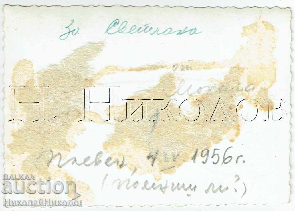 1956 FOTOGRAFIE MICĂ VECHE PLEVEN ÎN FAȚA MAUSOLEULUI E965 cu preț € 1.00 | 1.96 BGN