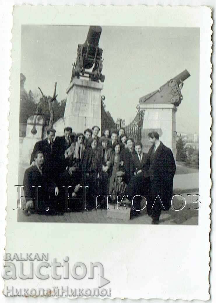 1956 МАЛКА СТАРА СНИМКА ПЛЕВЕН ПРЕД МАВЗОЛЕЯ Е965