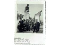 1956 FOTOGRAFIE MICĂ VECHE PLEVEN ÎN FAȚA MAUSOLEULUI E965