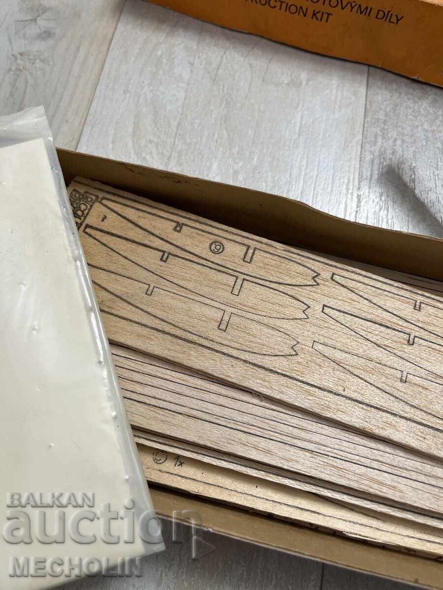 Livrarea Model de planor PICCOLO