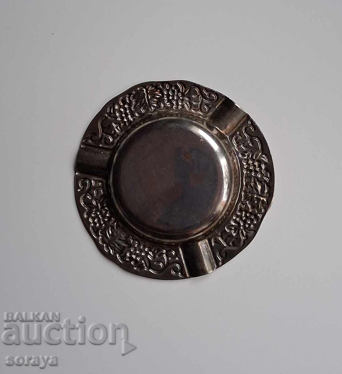 Livrarea Frumos scrumieră metalică veche cu ornamente de struguri Livrarea Frumos scrumieră metalică veche cu ornamente de struguri