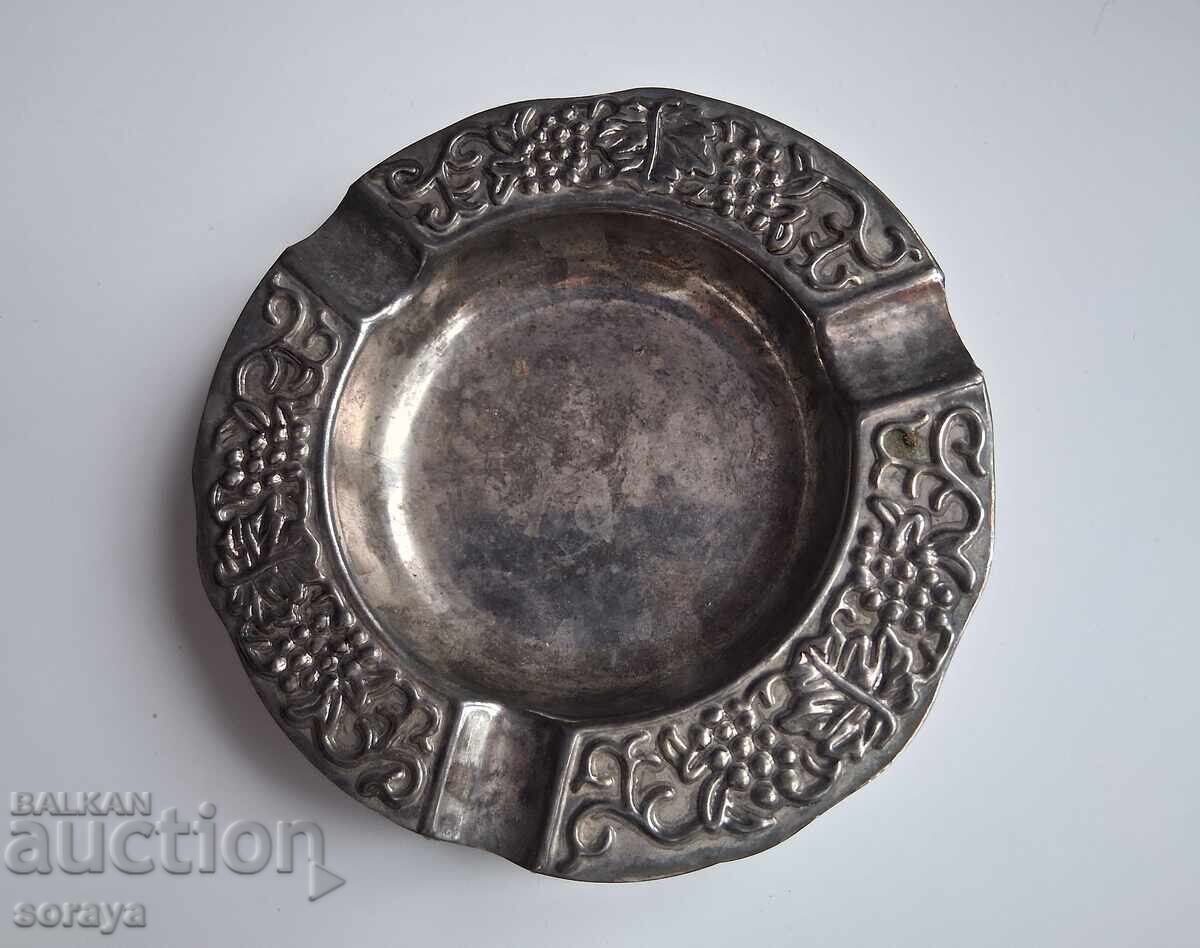 Frumos scrumieră metalică veche cu ornamente de struguri Frumos scrumieră metalică veche cu ornamente de struguri