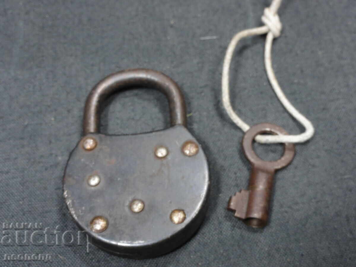 VECHI LACĂT RETRO CU CHEIE cu preț € 10.00 | 19.56 BGN