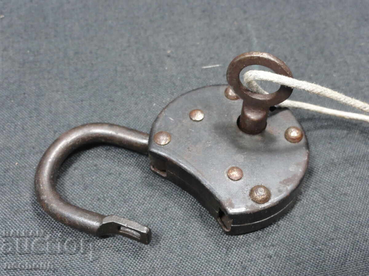 Licitație VECHI LACĂT RETRO CU CHEIE