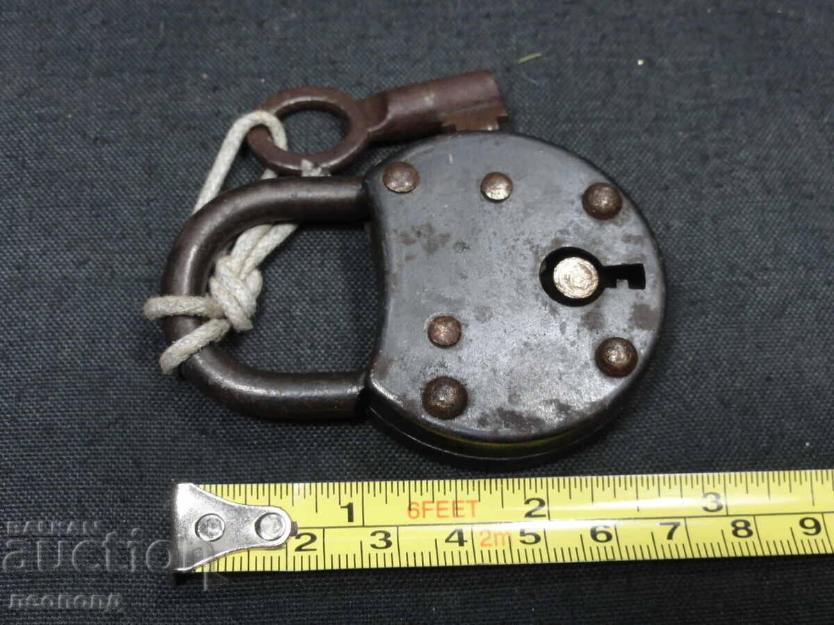 Livrarea VECHI LACĂT RETRO CU CHEIE