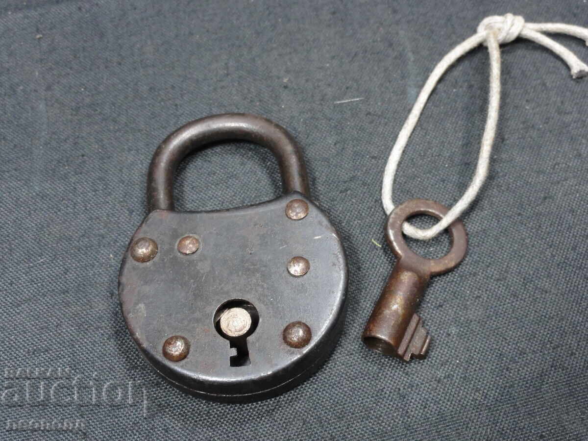 VECHI LACĂT RETRO CU CHEIE