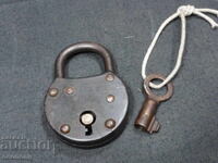 VECHI LACĂT RETRO CU CHEIE