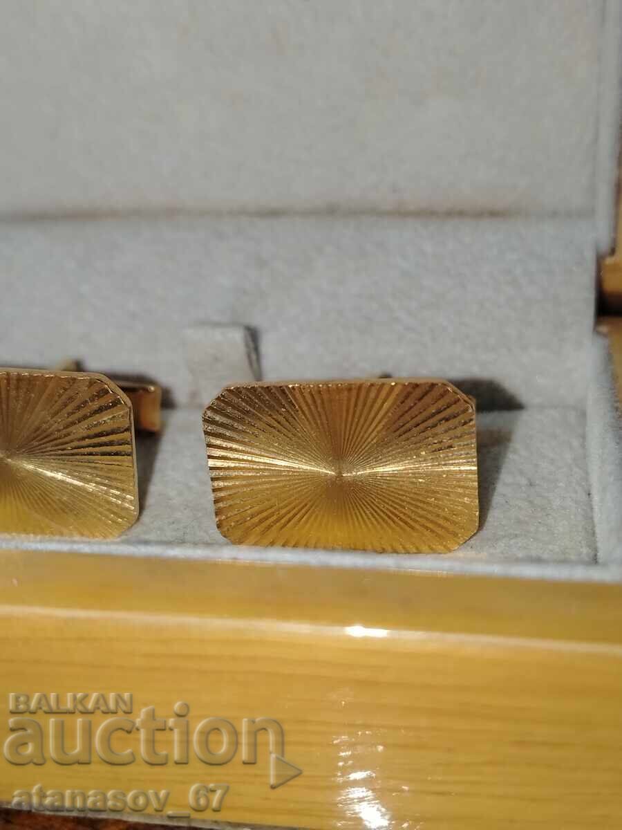 Butoni de manșetă în cutie de lemn cu preț € 18.00 | 35.21 BGN