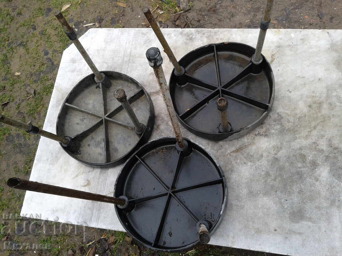 Trei scăunele cu trei picioare - 5 Trei scăunele cu trei picioare - 5