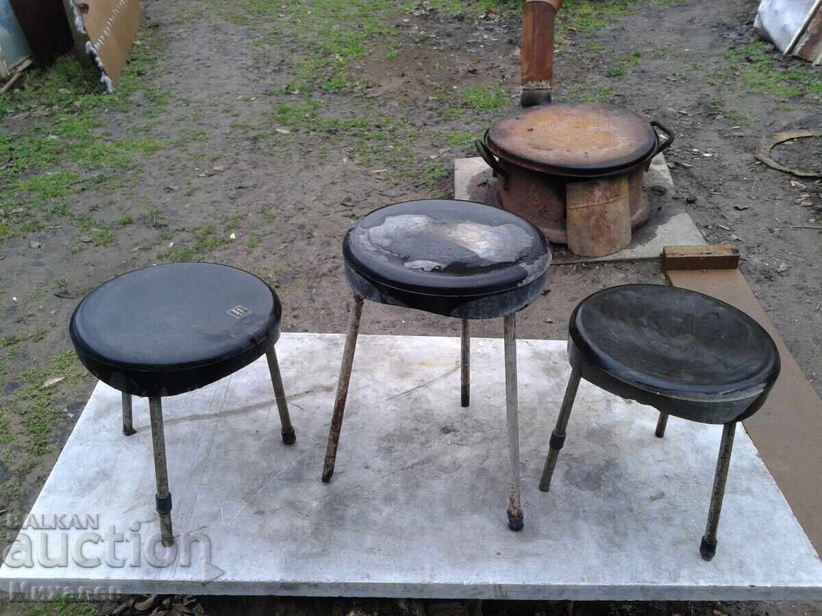 Trei scăunele cu trei picioare Trei scăunele cu trei picioare