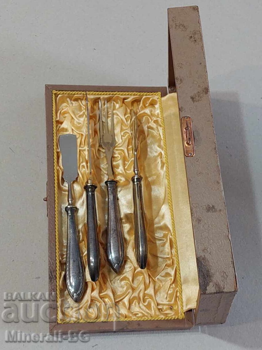 Кутия с прибори Кутия с прибори