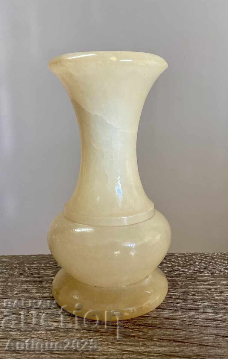Vază decorativă din piatră (presupus marmură/alabastru) cu preț € 35.00 | 68.45 BGN