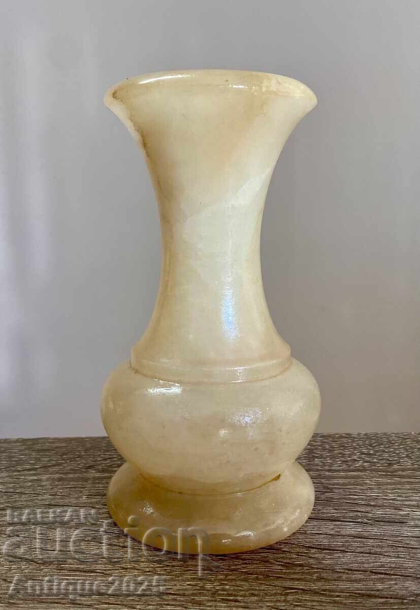 Vază decorativă din piatră (presupus marmură/alabastru)