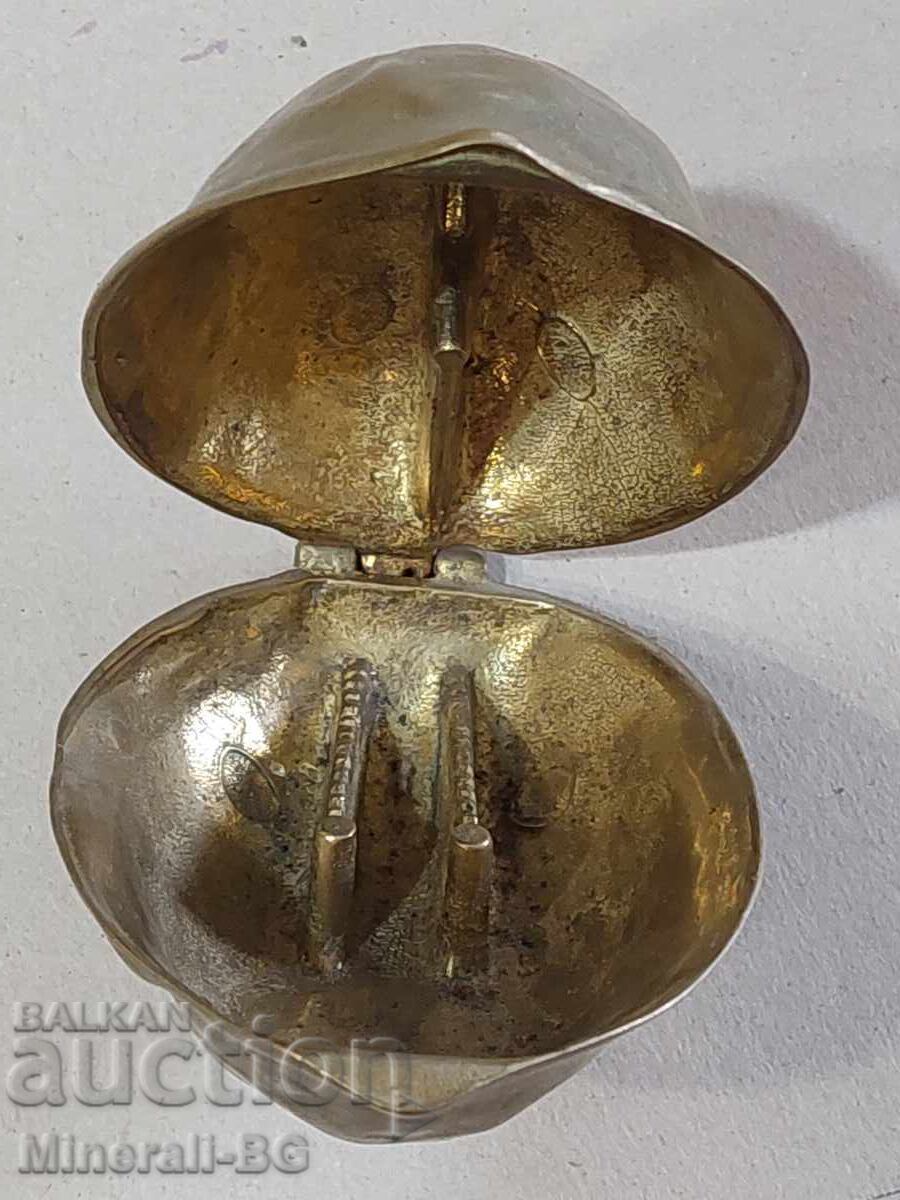 Vechi spargător de nuci și alune din bronz