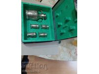 Cutie din set cu tacâmuri de cositor pentru servirea alcoolului