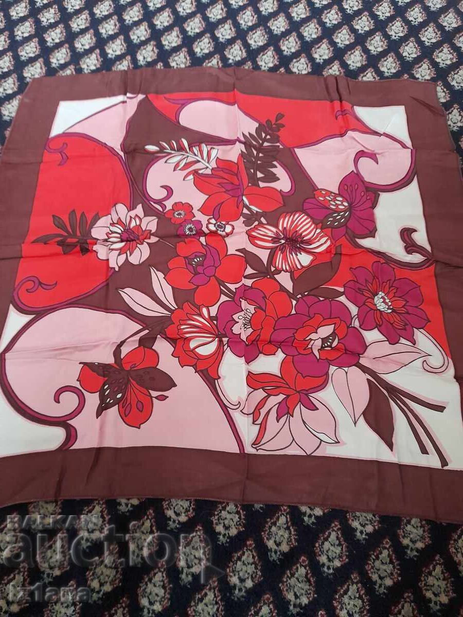 Eșarfă veche pe cap cu preț € 11.00 | 21.51 BGN Eșarfă veche pe cap cu preț € 11.00 | 21.51 BGN