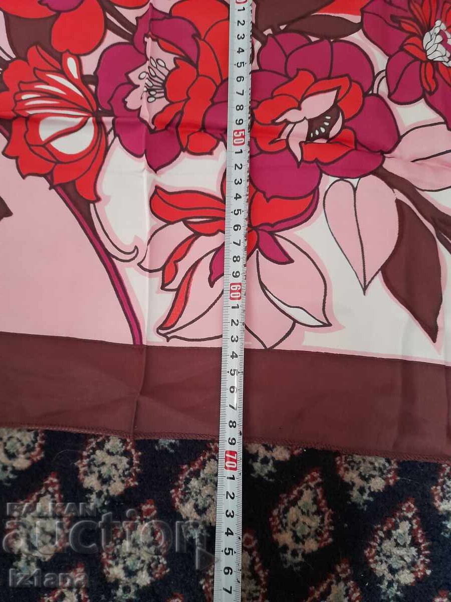 Licitație Eșarfă veche pe cap Licitație Eșarfă veche pe cap