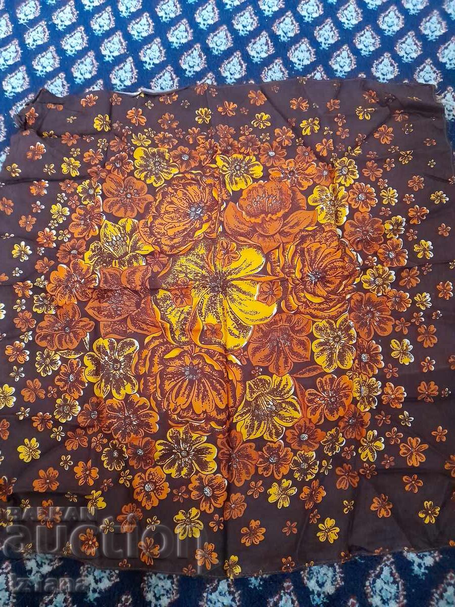 Eșarfă veche pe cap cu preț € 11.00 | 21.51 BGN Eșarfă veche pe cap cu preț € 11.00 | 21.51 BGN