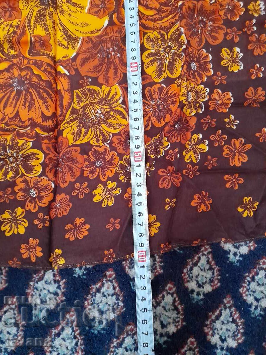 Licitație Eșarfă veche pe cap Licitație Eșarfă veche pe cap