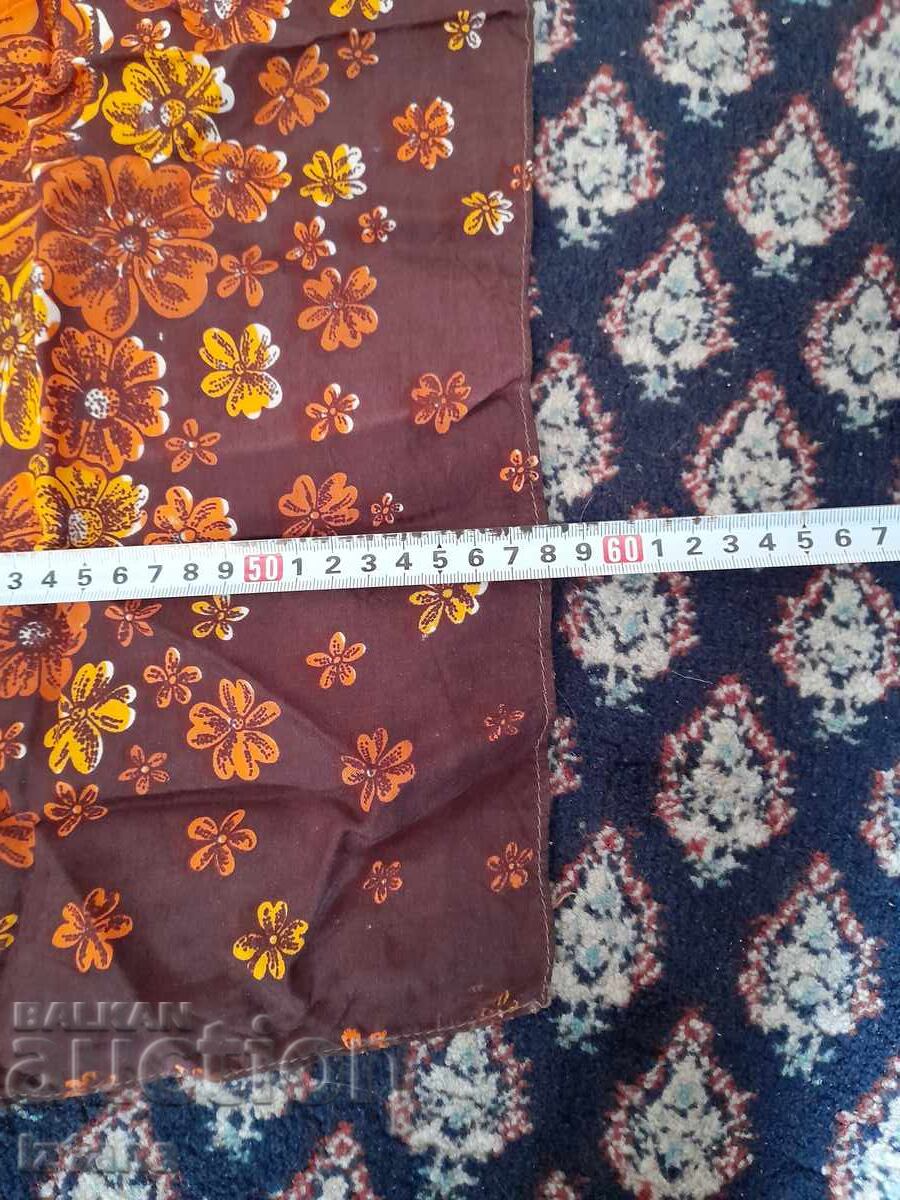 Livrarea Eșarfă veche pe cap Livrarea Eșarfă veche pe cap