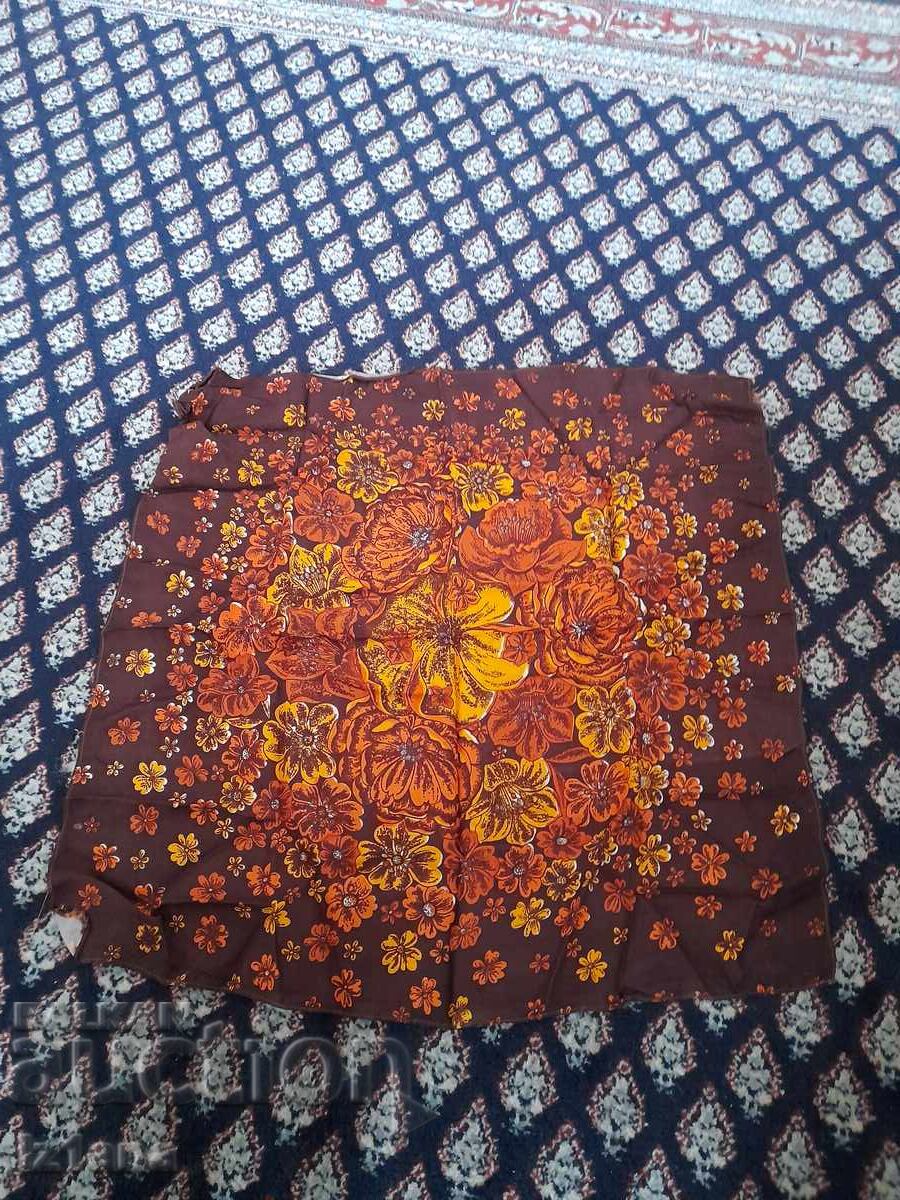 Eșarfă veche pe cap Eșarfă veche pe cap