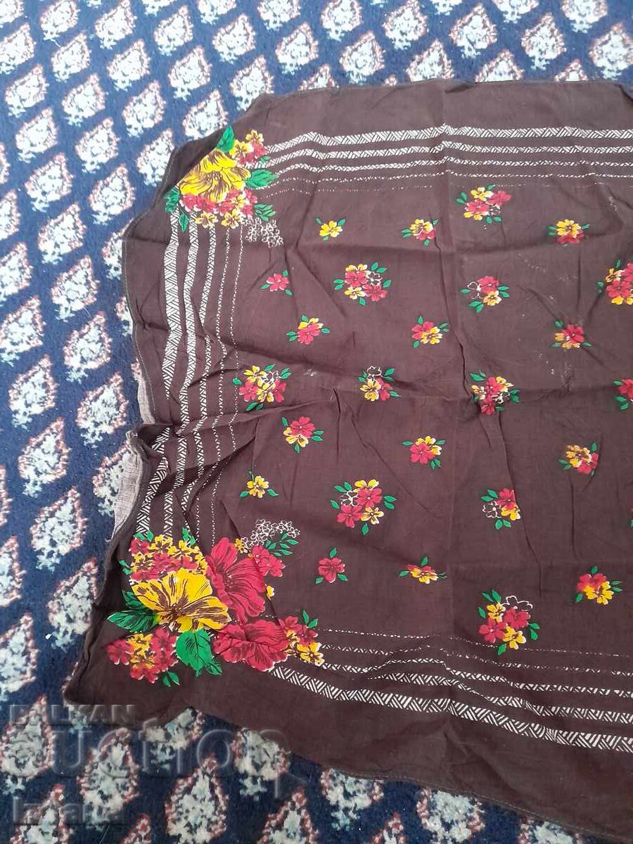 Eșarfă veche pe cap cu preț € 11.00 | 21.51 BGN Eșarfă veche pe cap cu preț € 11.00 | 21.51 BGN