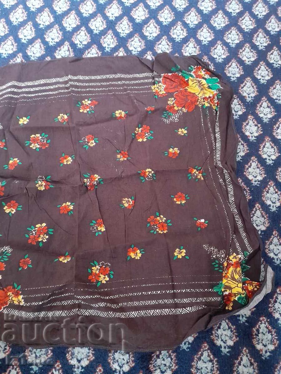 Licitație Eșarfă veche pe cap Licitație Eșarfă veche pe cap