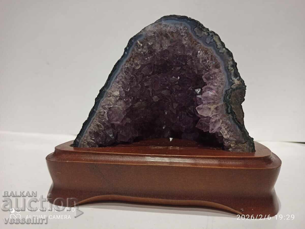 Veche decorație din ametist geodă