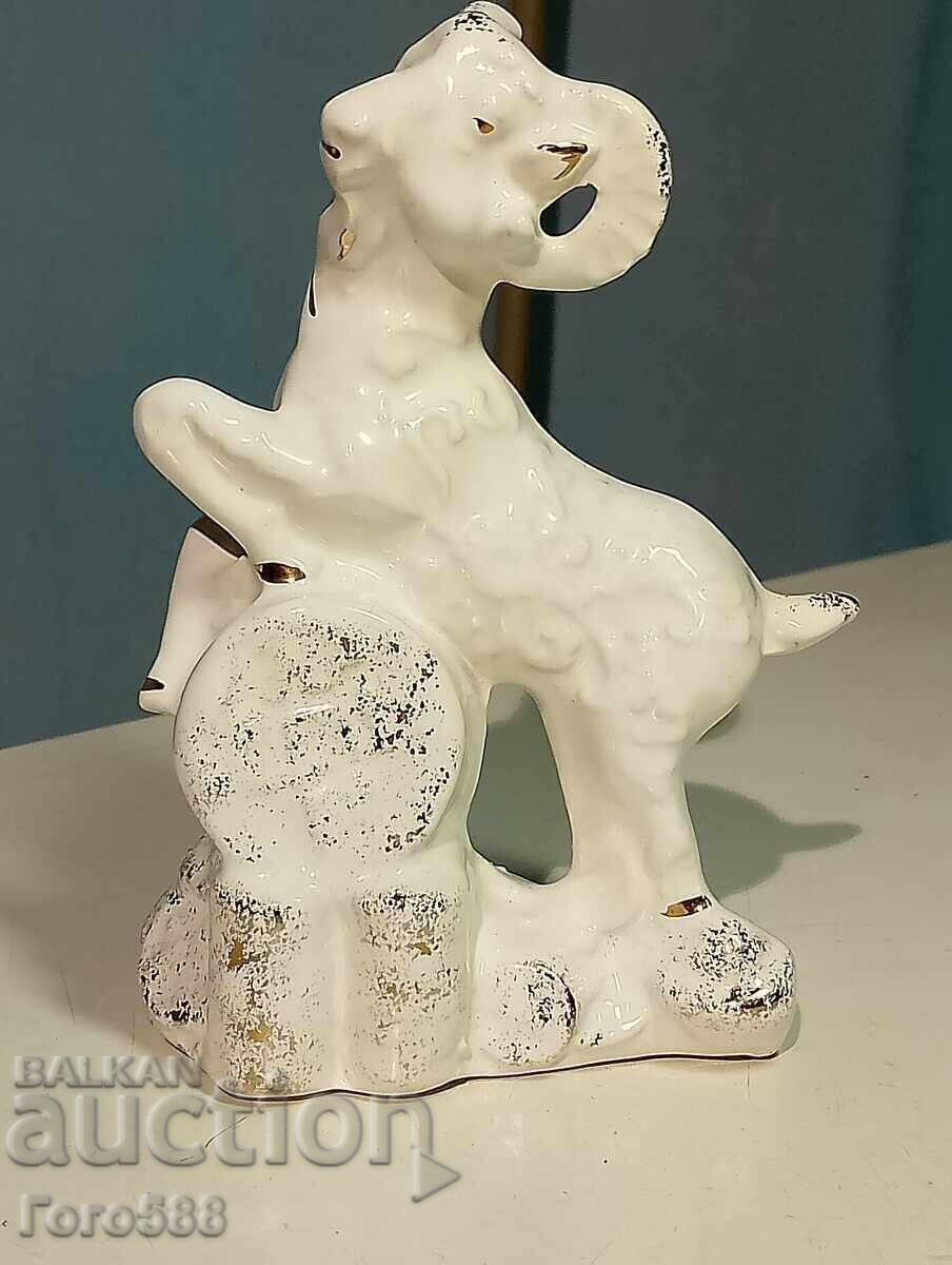 Πορσελάνινο ειδώλιο Πορσελάνινο ειδώλιο