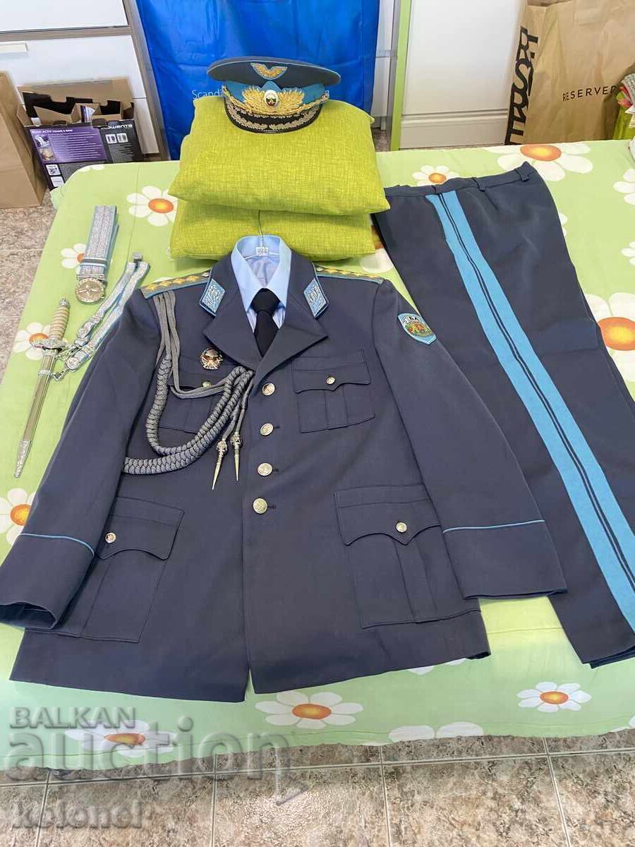 Uniformă de paradă a generalului din Forțele Aeriene și Apărare Antiaeriană ale Republicii Bulgaria Uniformă de paradă a generalului din Forțele Aeriene și Apărare Antiaeriană ale Republicii Bulgaria