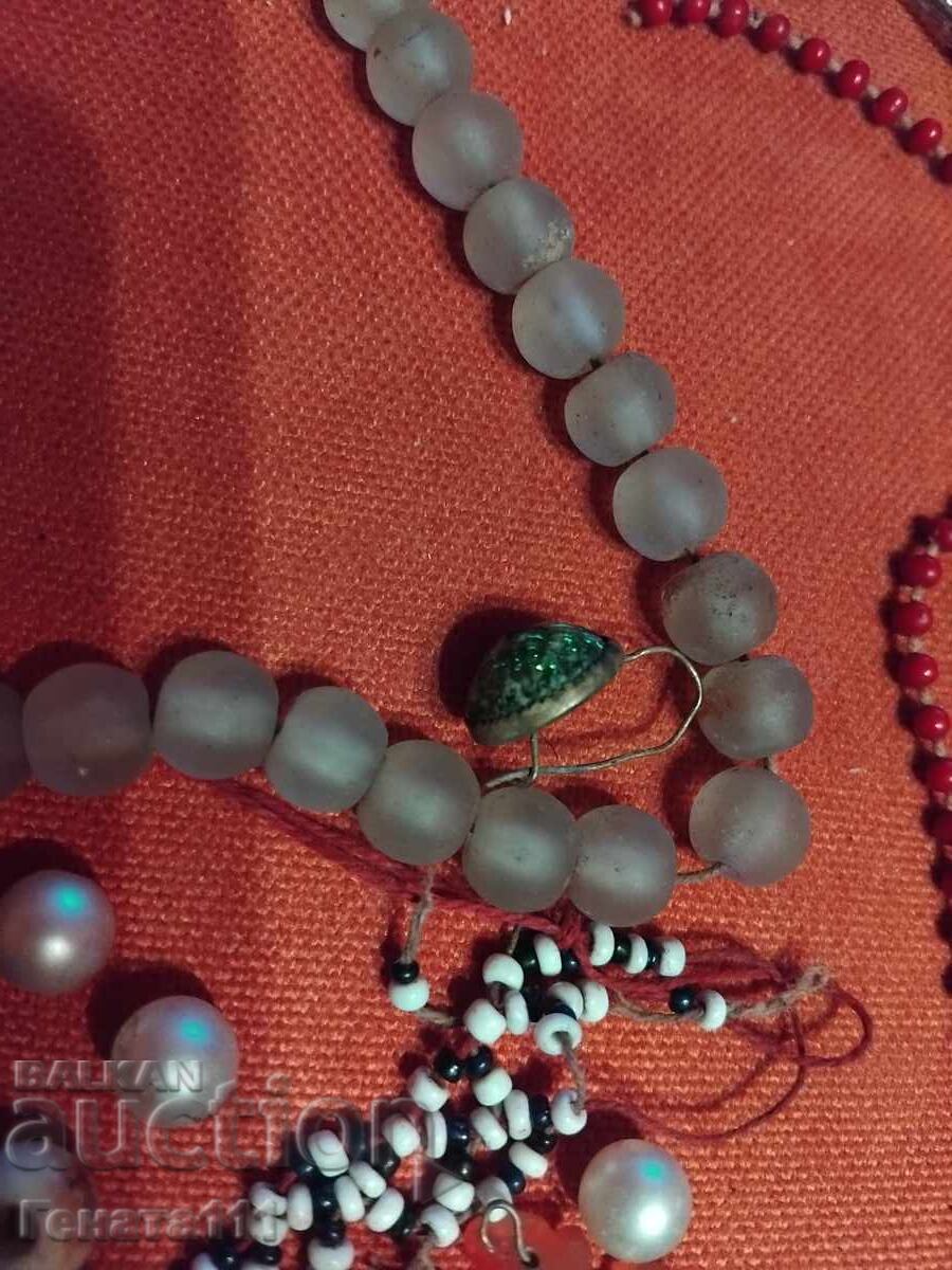 Lot bijuterii vechi coliere mărgele cercei broșă - 7 Lot bijuterii vechi coliere mărgele cercei broșă - 7