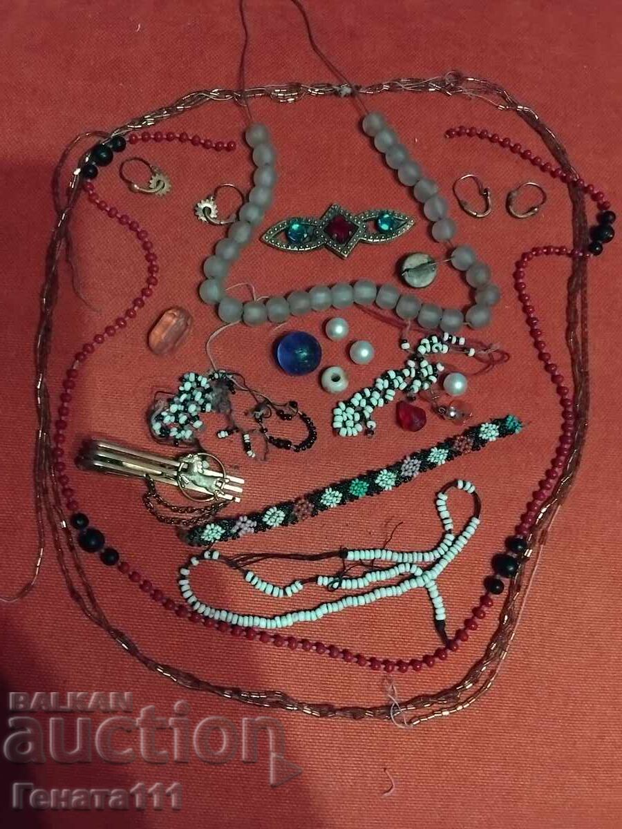 Lot bijuterii vechi coliere mărgele cercei broșă Lot bijuterii vechi coliere mărgele cercei broșă