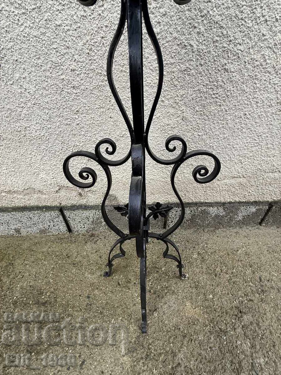 Auction  Wrought iron lamp